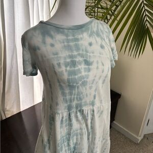 GAP Tie-Dye Short Sleeved Tiered Cotton Dress in an Beautiful Sea Blue and White
